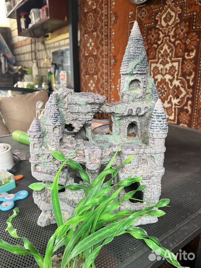 Замок в аквариум