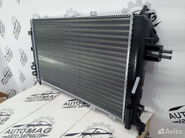 Радиатор охлаждения двигателя Opel Astra H Diesel