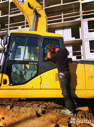 Caterpillar 428e/432e/444e Стекло левое цельное