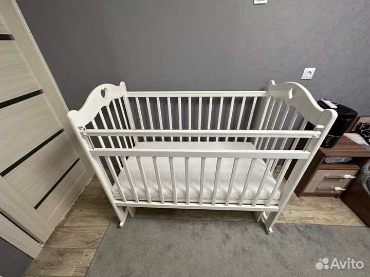 Детская кроватка с маятником + матрас