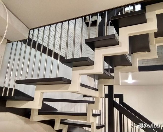 Металлический Каркас Г-образной Лестницы в Коттедж