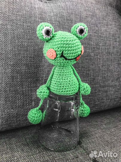 Вязанная игрушка лягушка