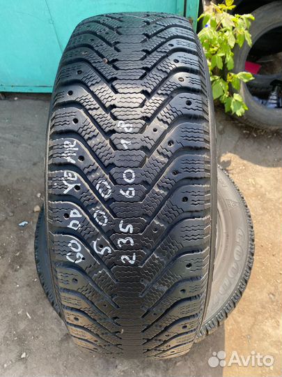 Goodyear UltraGrip 500 235/60 R18 107T