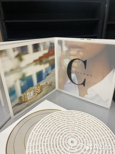 Книга-открытка Cartier часами