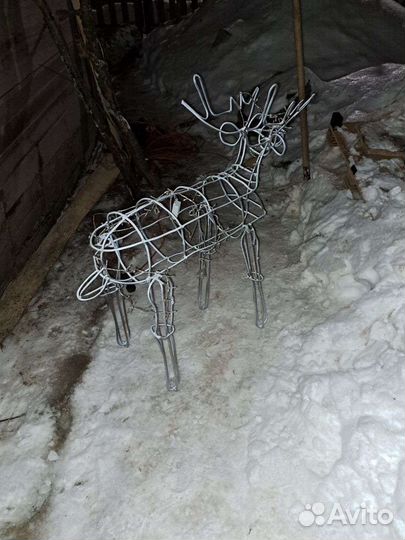Новогодний олень из проволоки с гирляндой