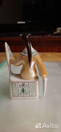 Фарфоровая статуэтка девушка с веретеном