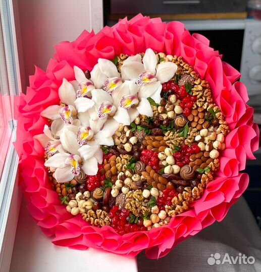 Сьедобные букеты из орехов и сухофруктов