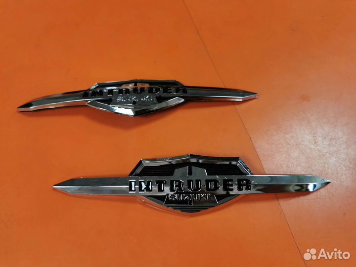 Наклейка на бак Suzuki Intruder