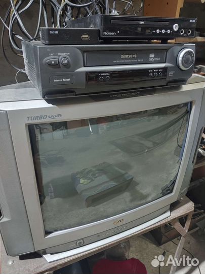 Телевизор Видеомагнитофон DVD-проигрыватель Тюнер