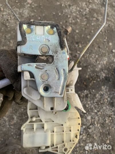 Замок двери передней правой Honda Fit Aria