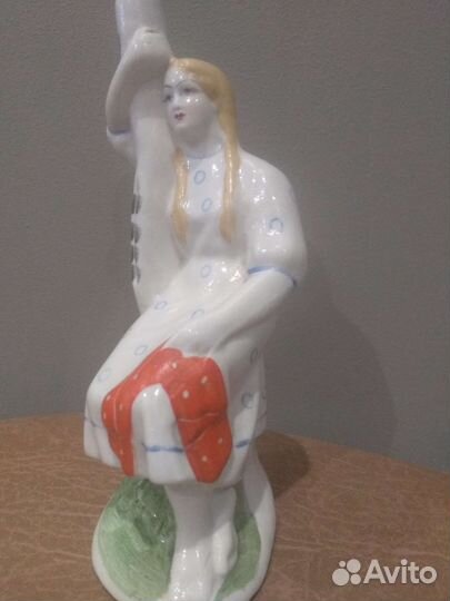 Статуэтка фарфор