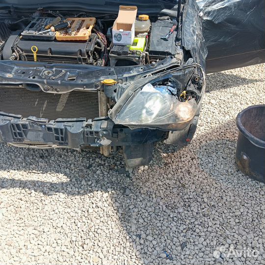 Разбитая фара на запчасти Opel Astra H ксенон