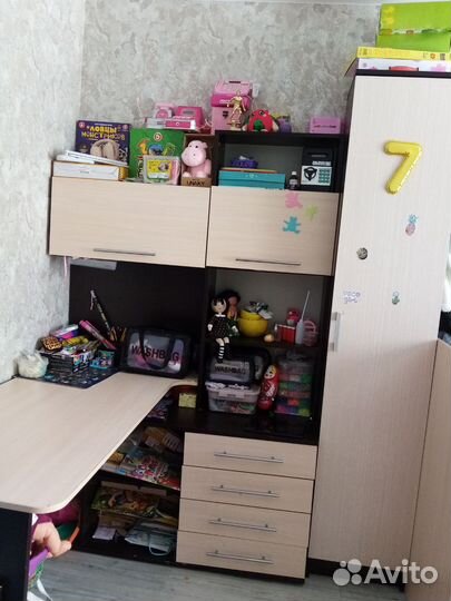 Угловой школьный стол и шкаф для одежды