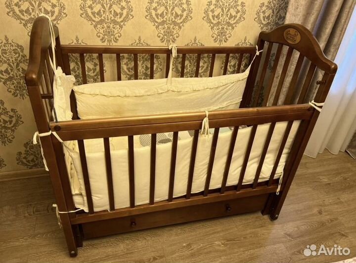 Детская кроватка с маятником