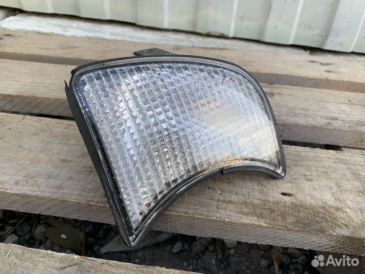 Поворотник правый белый BMW E34 неоригинал