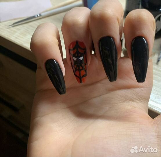 Модель на маникюр