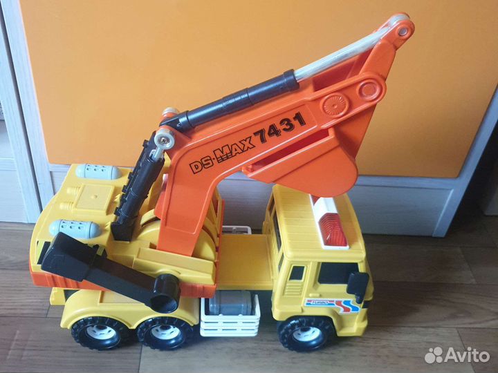 Трактор экскаватор