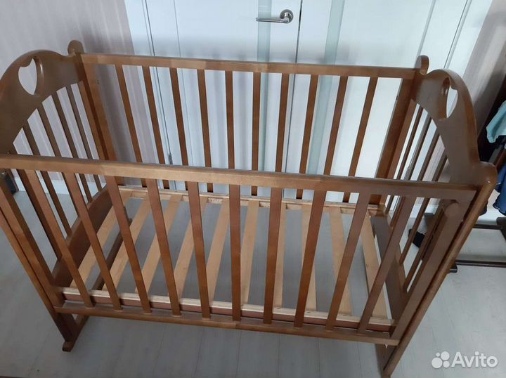 Детская кроватка с маятником