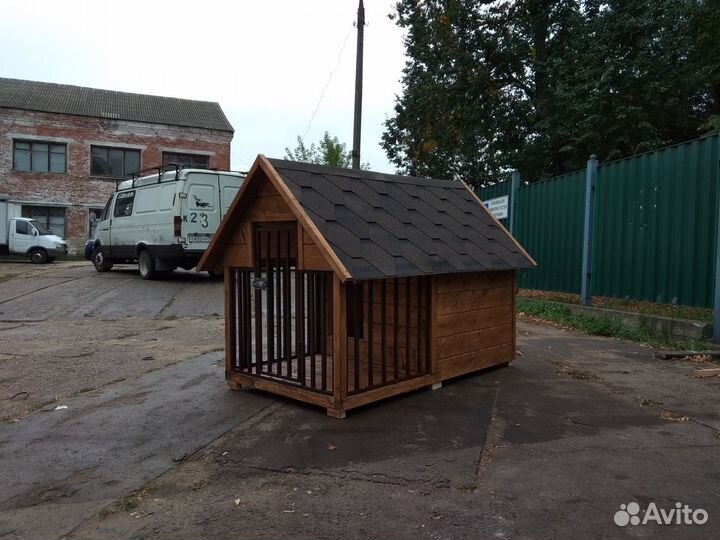 Утепленная будка с двухскатной крышей