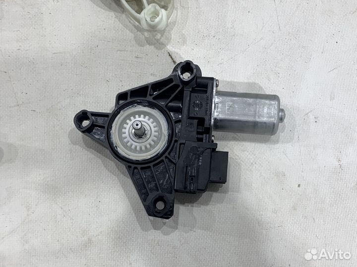 Мотор стеклоподъемника передний левый W213