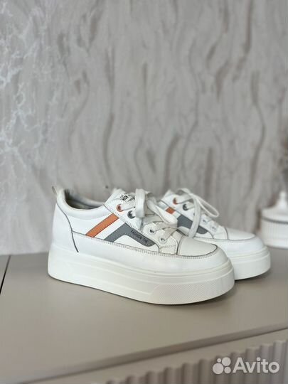 Кроссовки женские