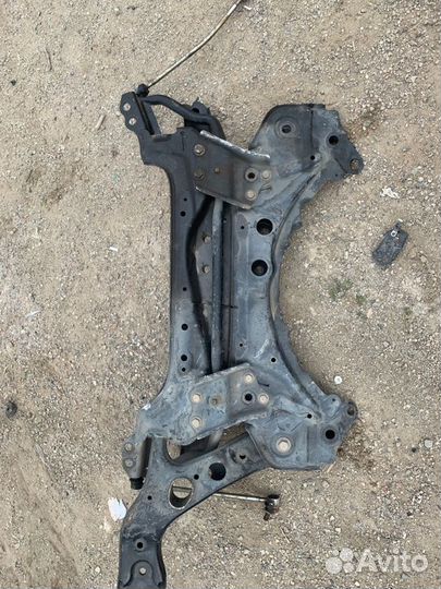 Подрамник двигателя передний Toyota Rav4 30 2.4