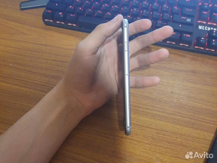 iPhone 6S, 64 ГБ