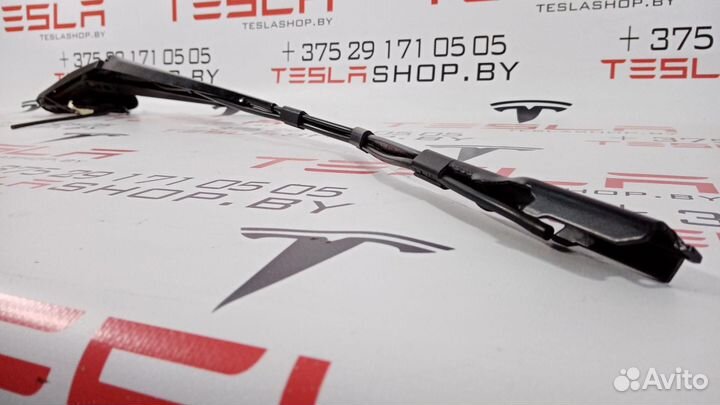 Поводок стеклоочистителя правый Tesla Model X 2020