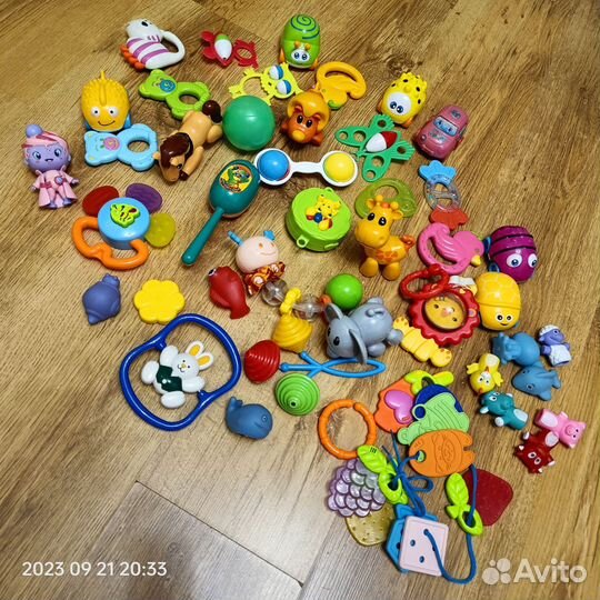 Развивающие игрушки для малышей пакетом