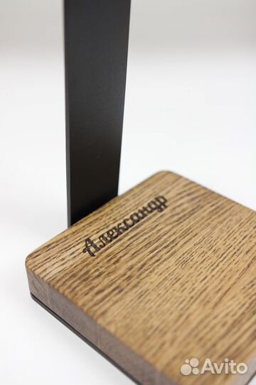 Персональная подставка для наушников с гравировкой