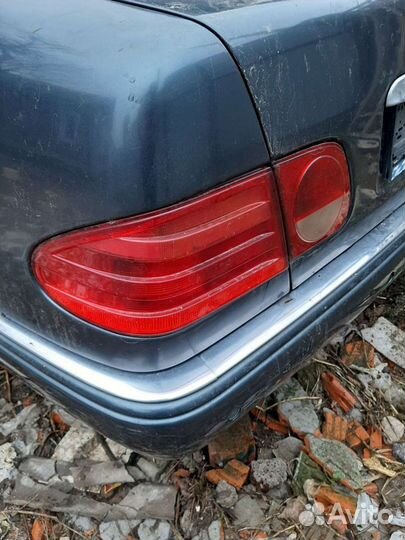 Задние фонари на мерседес е210 2.4л А.Т авангард