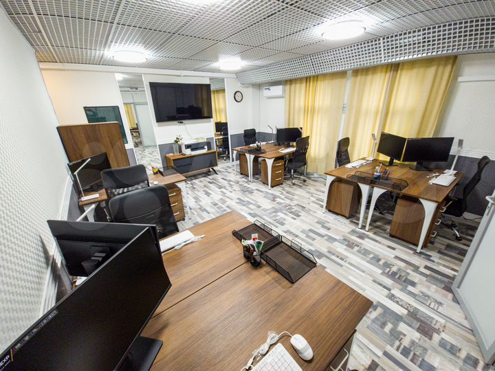 Офисный блок с директорской в центре под 