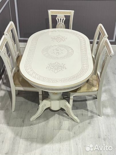 Стол и стулья