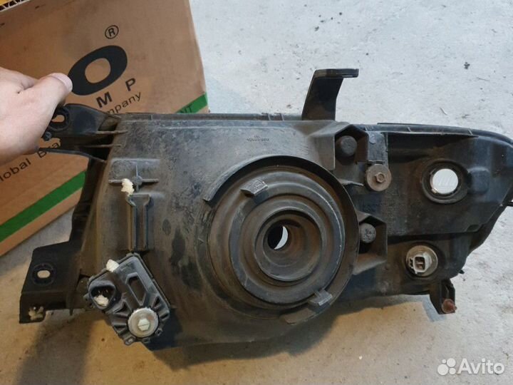 Фара для Мицубиши Паджеро / Монтеро 3 поколение