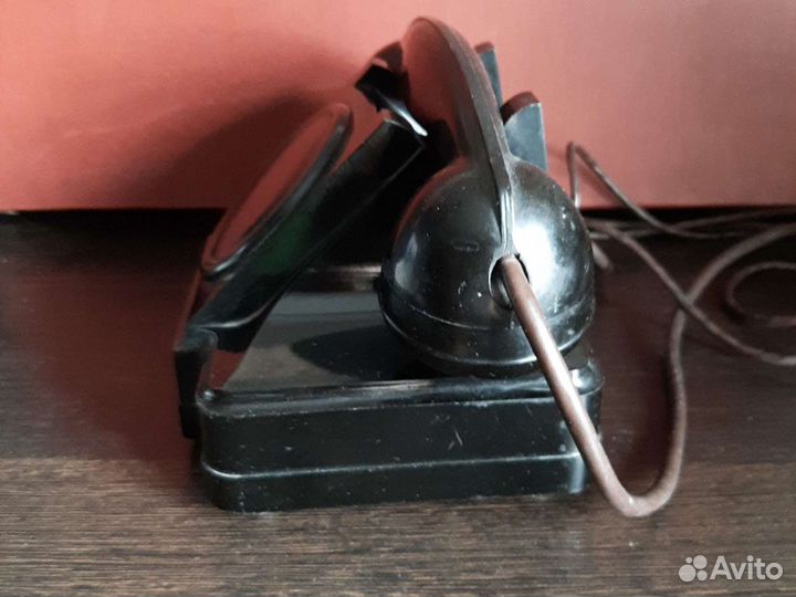 Старинный телефонный аппарат