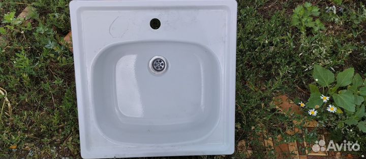 Радиатор отопления и умывальник