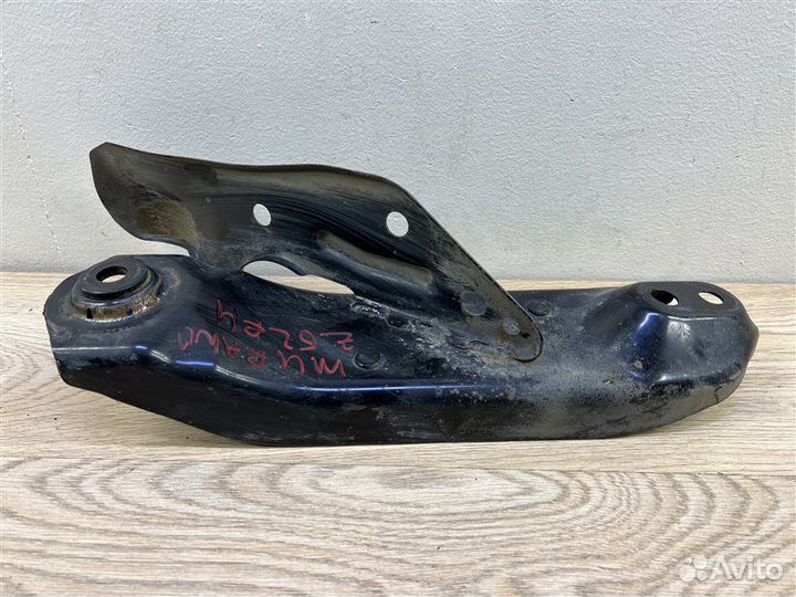 Кронштейн задней балки правый Nissan Murano Z52