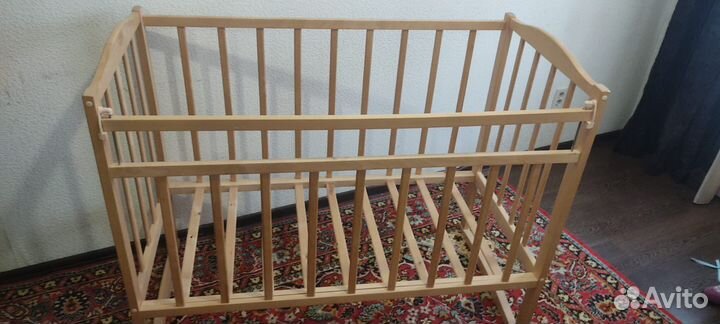Детская кроватка с маятником