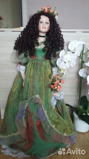 Фарфоровая кукла