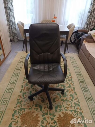 Офисное кресло(кожаное)