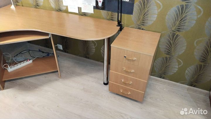 Угловой письменный стол с тумбой