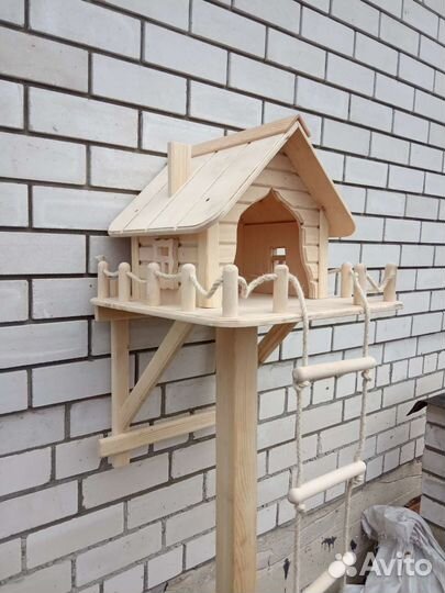 Кормушка-домик для белок и птиц