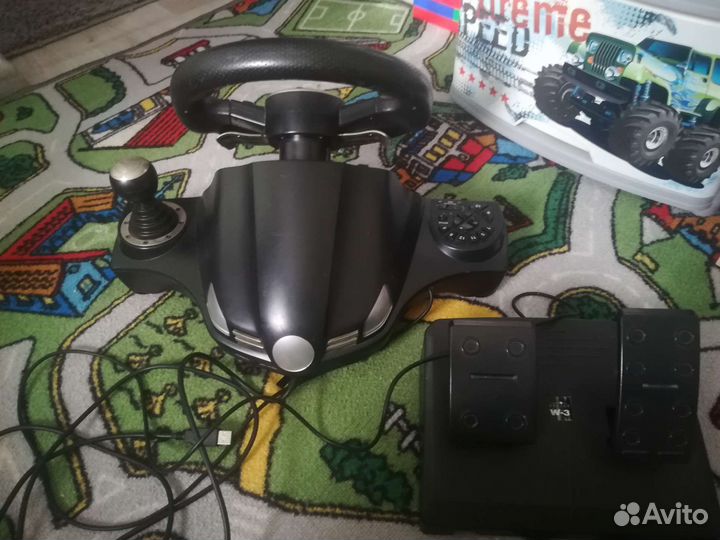 Игровой руль с педалями