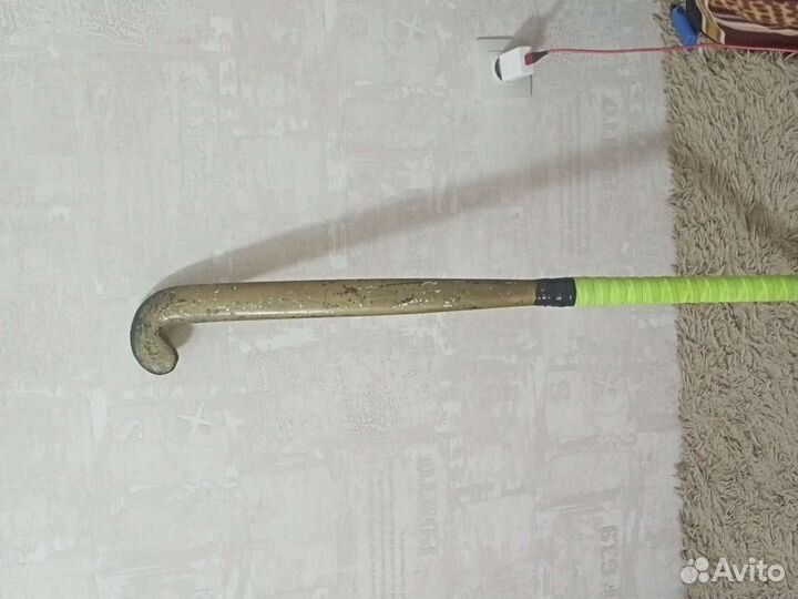 Клюшка хоккейная на траве