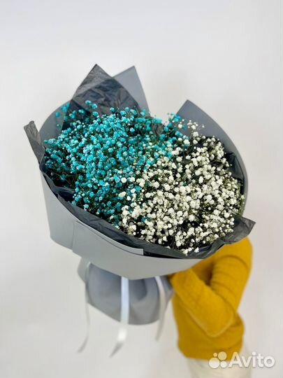 Букет из белой и цветной Гипсофилы