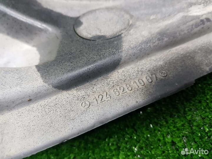 Пыльник крыла Mercedes-Benz E W124 M104.992 1991