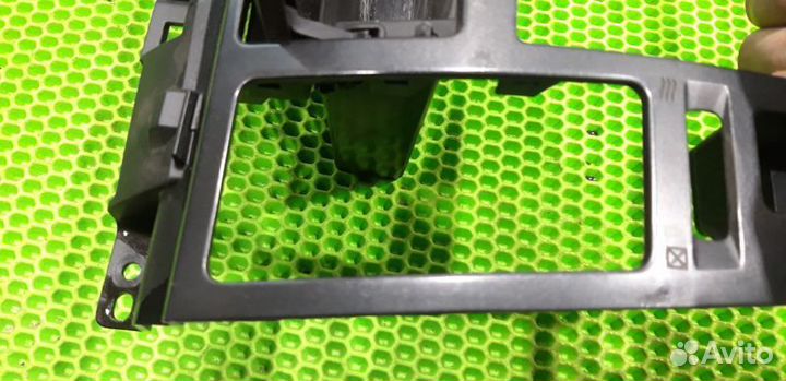 Накладка торпеды центральная Nissan Tiida C11