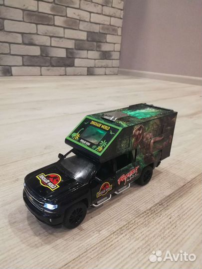 Машинка jurassic world +динозавры