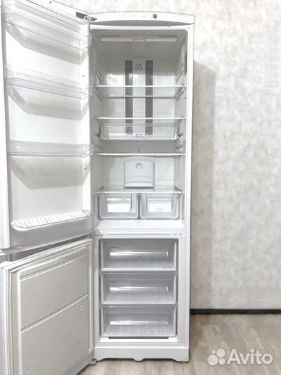 Холодильник Hotpoint Ariston HBM1201