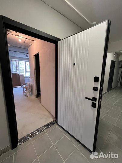 Входная дверь черная снаружи белая внутри